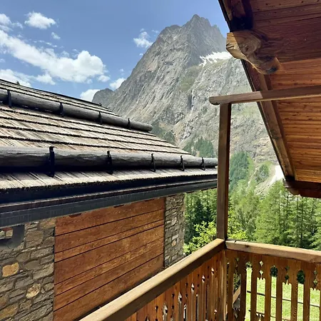 Aux Pieds Du Mont-blanc Mansarda Apartamento *